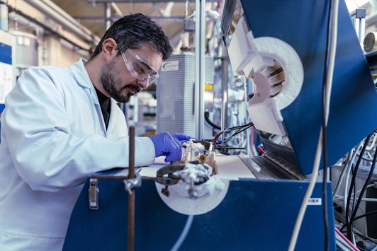 blue-filter-HyDEX-at-Birmingham-University.-Photography-by-Alex-Wilkinson-Media-(47-of-137)